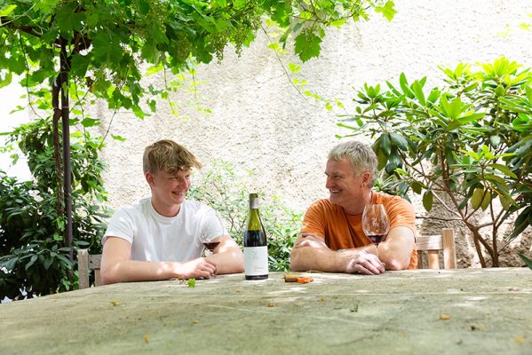 2024_Paul-und-Johannes-Steintisch_credit-rolandunger
